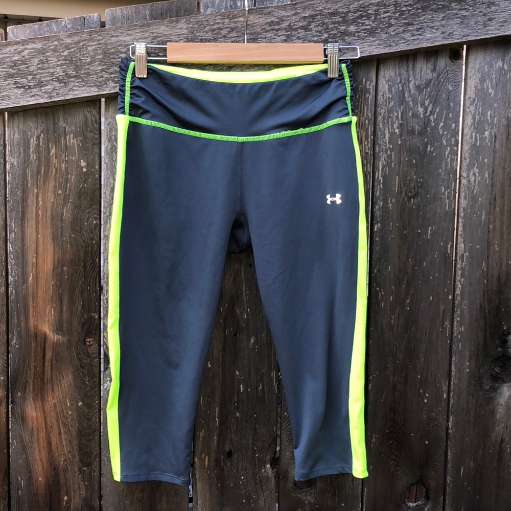 Under Armor fitted run crops